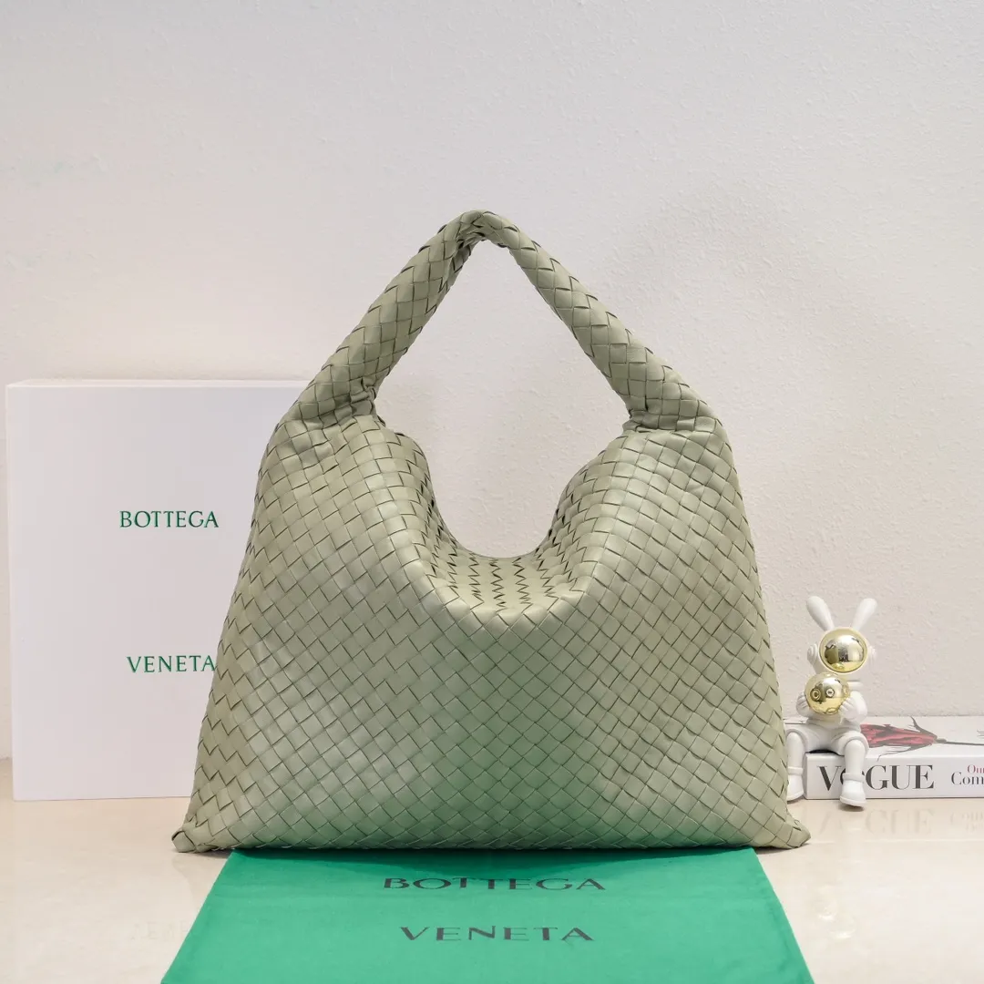 Batch 2160 #Bv New large HOP bag, the bag body and handles are made of a whole piece of woven leather. The bag body is soft and lazy. Hop symbolizes the praise of innovation and eternal craftsmanship [love]. The pyramid silhouette combines practicality and fashion. Modern and casual, the bag mouth is double-sided closed design, more convenient and safe! The cowhide texture also makes the bag more wear-resistant and durable. A must-have for fashionable ladies who like minimalism yet comfortable and casual! Size: 54x24x13, Model: 3970#